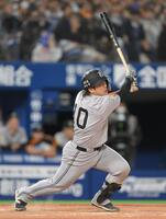 　８回、ライトへ同点適時打を放つ甲斐（撮影・伊藤笙子）
