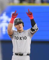 　６回、レフトへ適時二塁打を放ち、天を指さす岡本（撮影・伊藤笙子）