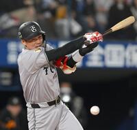 　１１回、一打勝ち越しの場面で投ゴロに倒れる坂本（撮影・伊藤笙子）