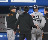 　１１回、死球を受けたヘルナンデス（４２）に代走を送りベンチへ下げる阿部監督（左）＝撮影・伊藤笙子