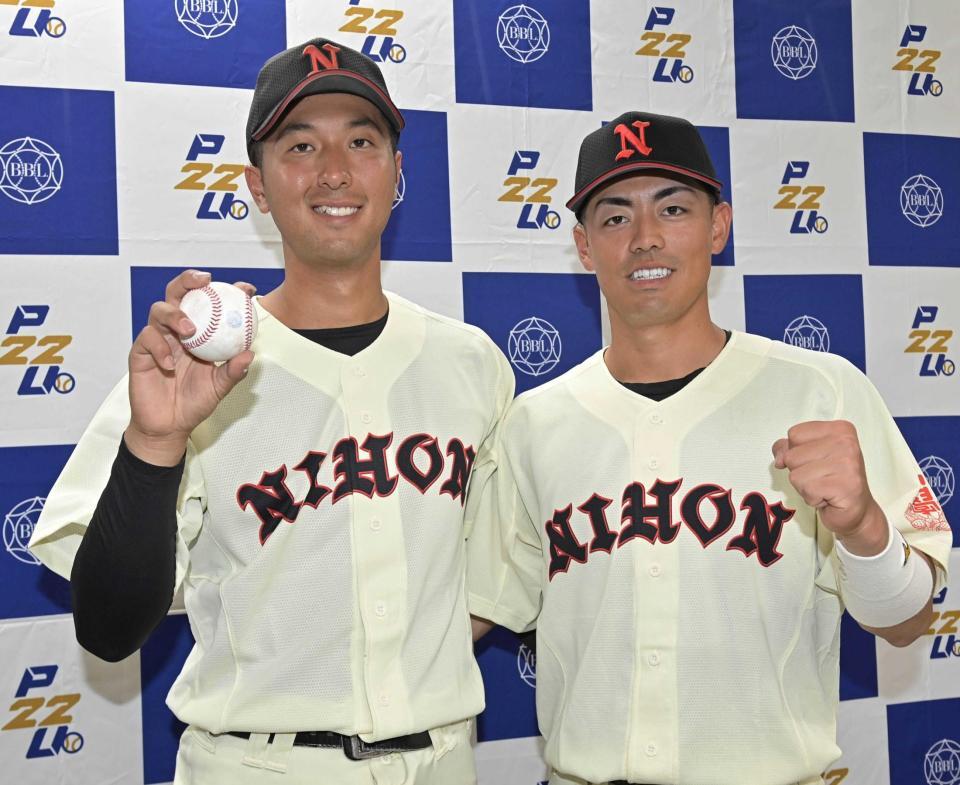 　完封勝利の日大・市川祐（左）と２点適時打の谷端（撮影・持木克友）