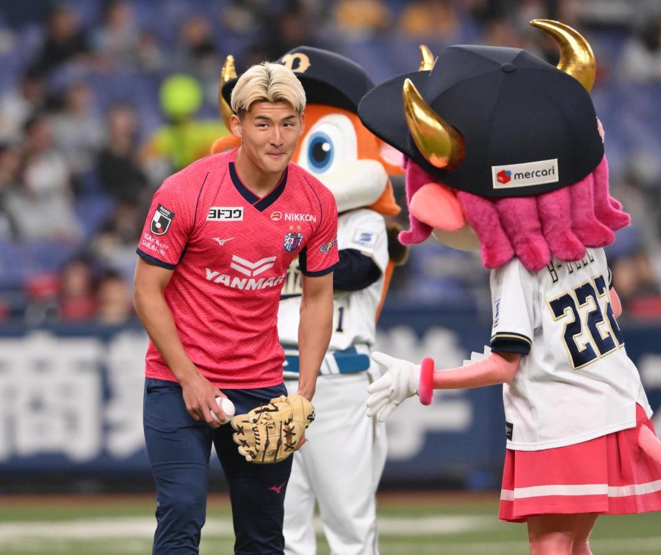 　特別始球式を務めたＣ大阪・西尾隆矢（撮影・西田忠信）