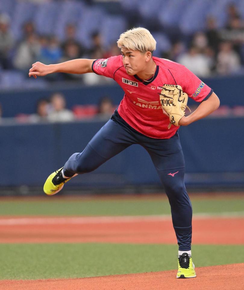 　特別始球式を務めるＣ大阪・西尾隆矢（撮影・西田忠信）