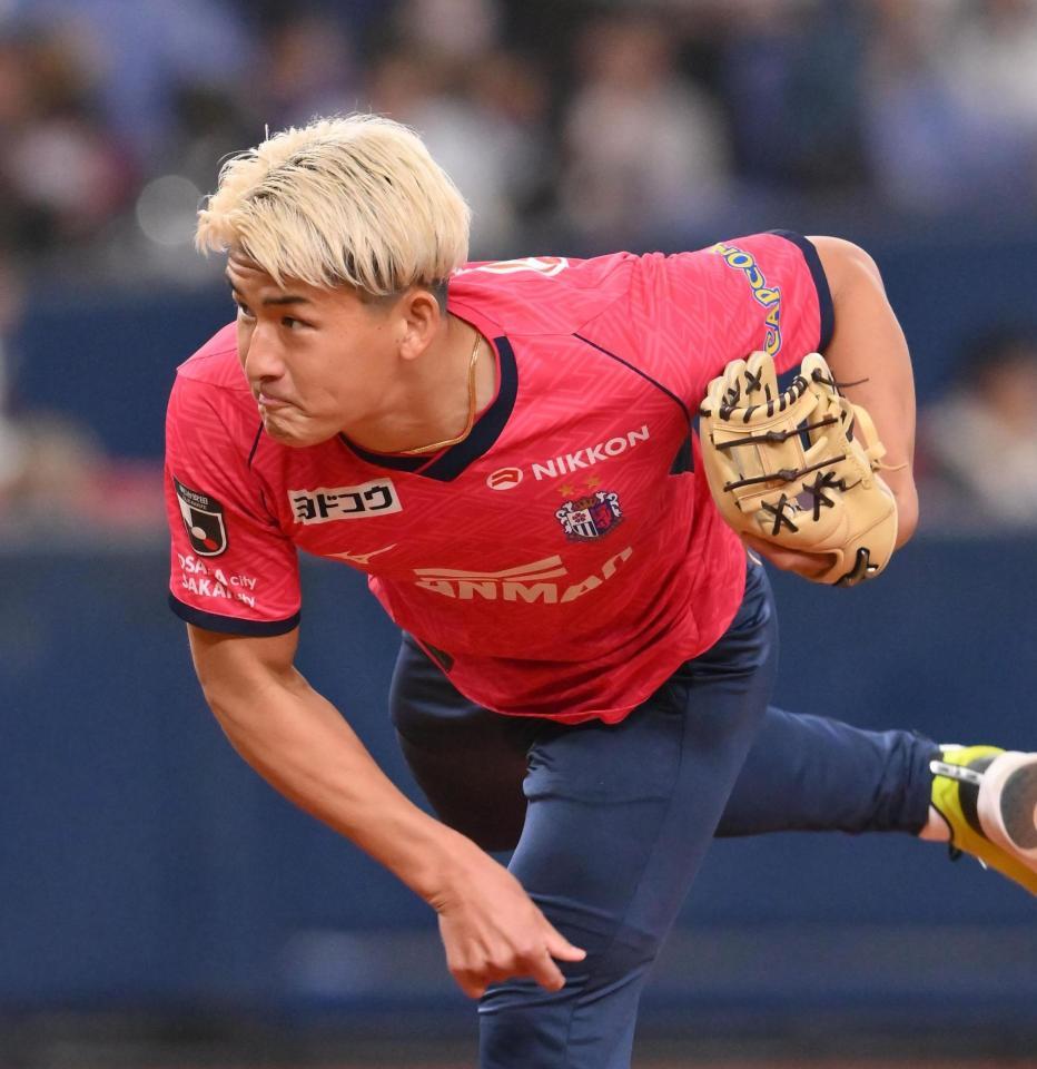 　特別始球式を務めるＣ大阪・西尾隆矢（撮影・西田忠信）