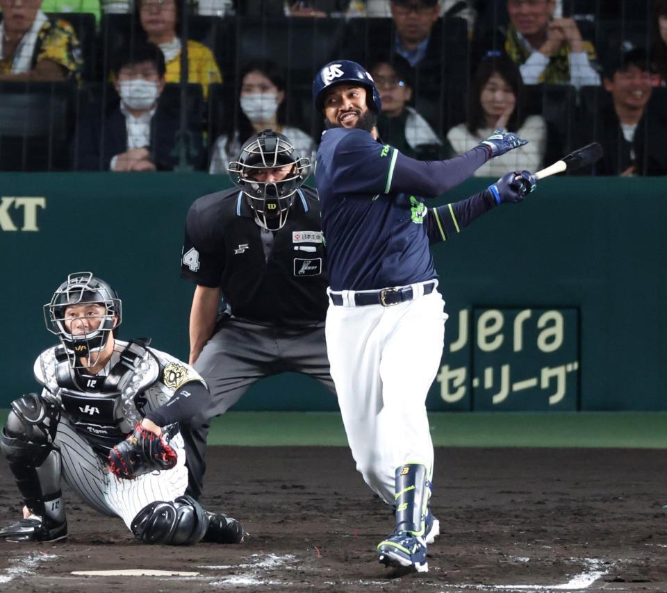 　８回、ライトへ先制適時二塁打を放つサンタナ（捕手は坂本）＝撮影・中田匡峻