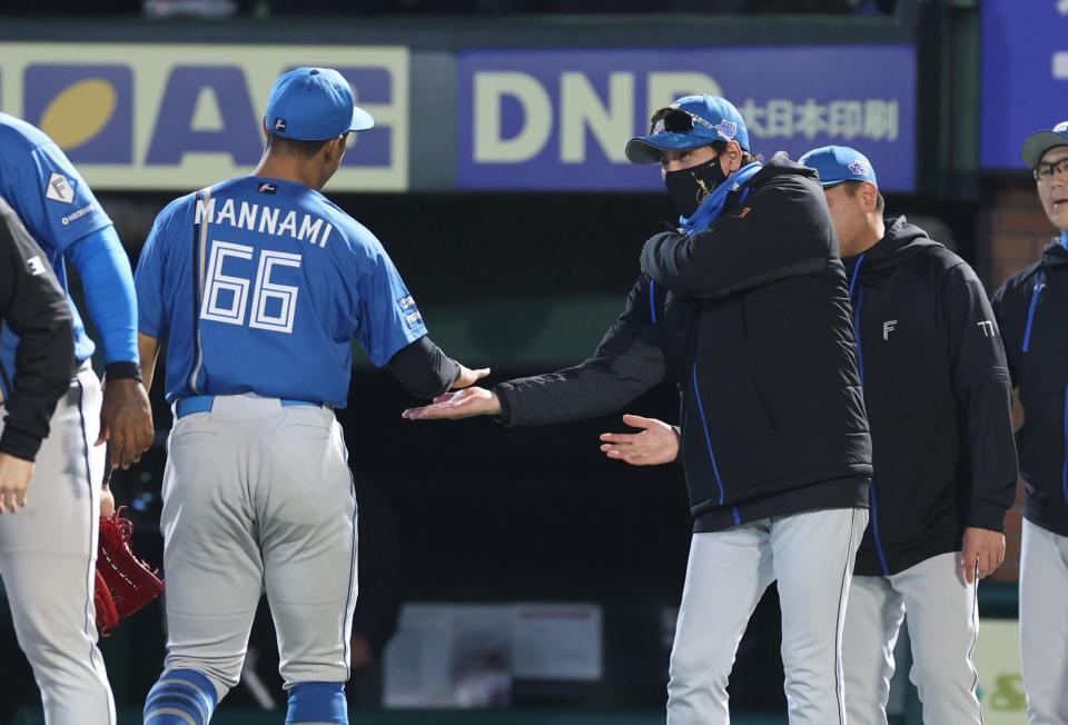 　万波らナインを迎える新庄監督（撮影・金田祐二）