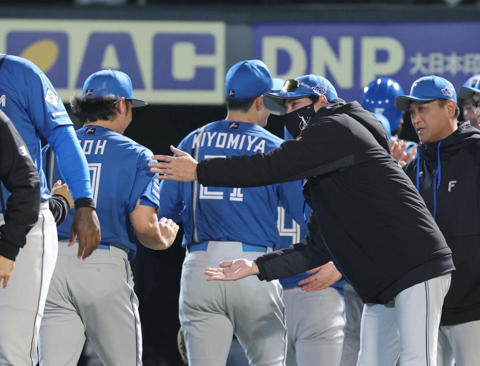 　完投勝利の伊藤を笑顔で迎える新庄監督（撮影・金田祐二）