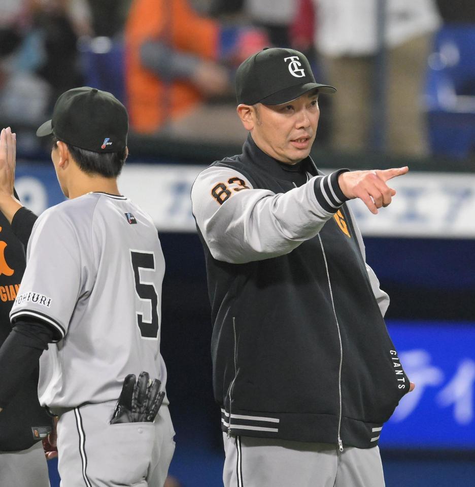 　延長引き分けに持ち込んだ阿部監督（撮影・伊藤笙子）