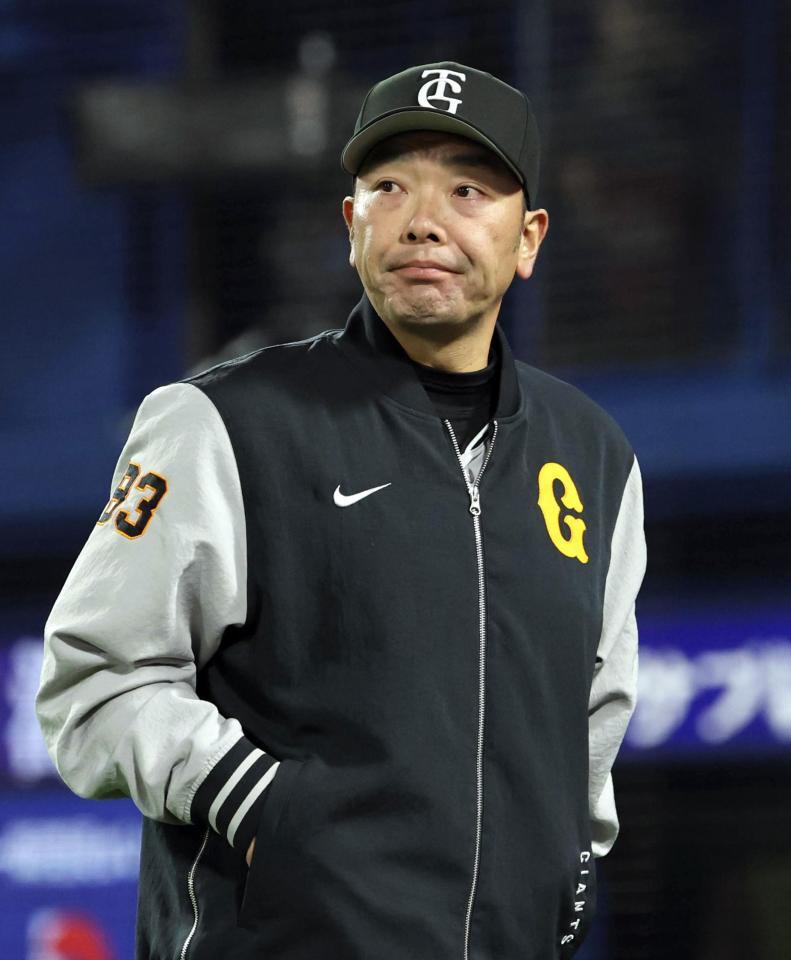 　７回表を終え、選手交代を告げた阿部監督