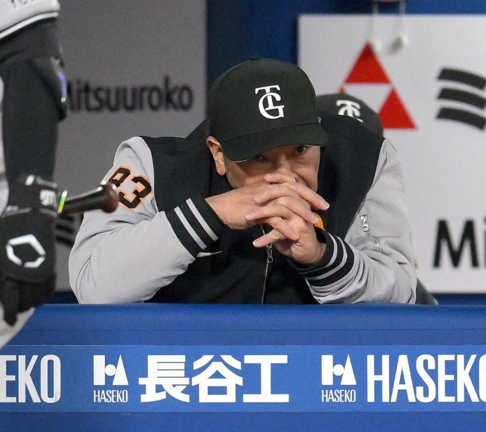 　２回、門脇が三振ゲッツーに倒れ、悔しさをにじませる阿部監督（撮影・伊藤笙子）