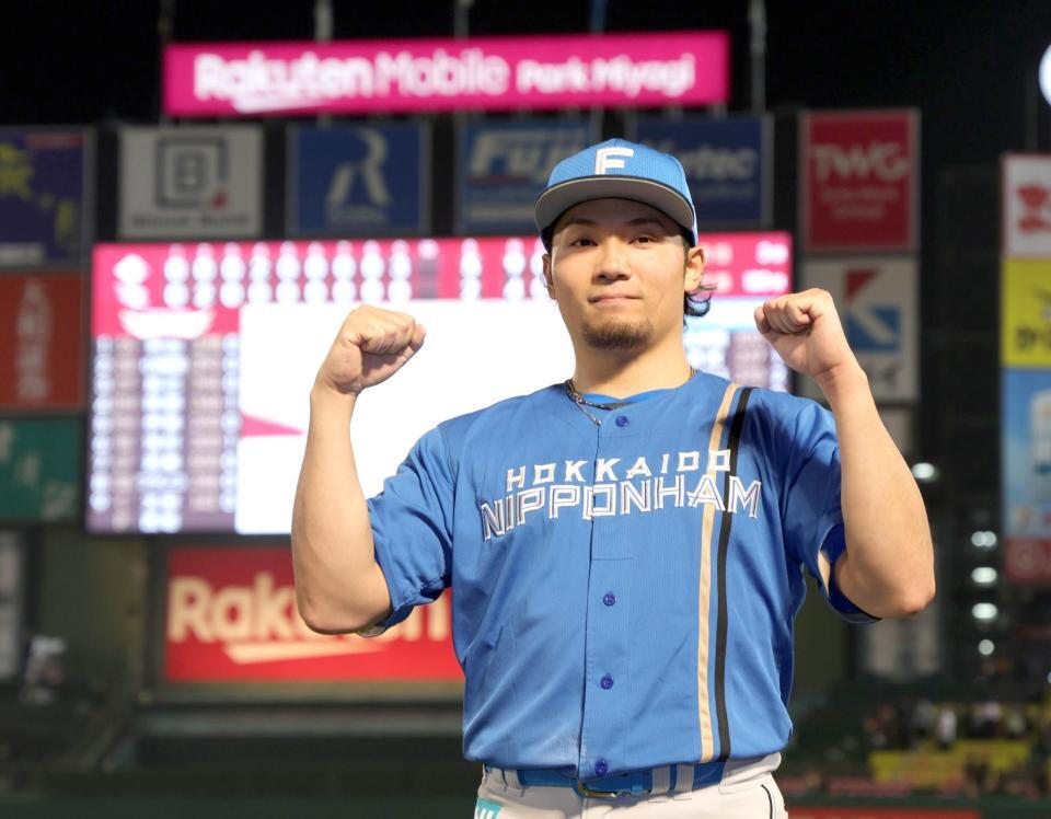 　完投勝利を喜ぶ伊藤（撮影・金田祐二）