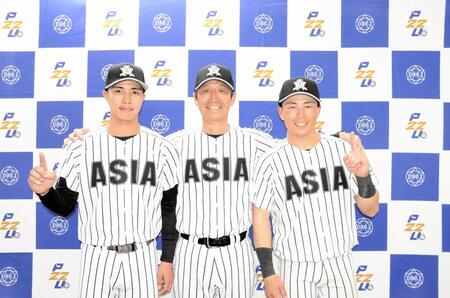 　今春一番乗りで勝ち点を挙げた亜大の（左から）山城、正村監督、芹沢