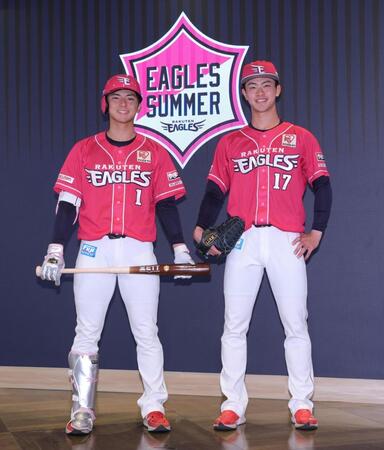 　ピンクのＳＵＭＭＥＲユニホームを着用し笑顔の宗山（左）と古謝（撮影・金田祐二）