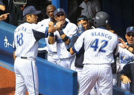 　２ランを放ったブランコ氏を出迎える現役時代の三浦監督（左）＝２０１３年６月