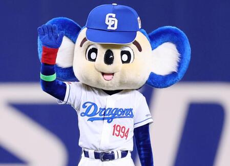 個性ドアラに変身！　仲良しの広島・小園から「貰ったからつけてみた」とアイブラック着用　ＳＮＳ「カワイイ♥なんでも似合う」