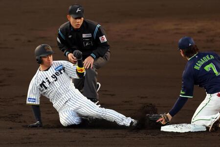 　１回、近本は盗塁を狙うもタッチアウトになる（撮影・山口登）