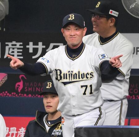 　３回、周東の一塁判定を巡りリプレー検証を要求する岸田監督（撮影・西田忠信）