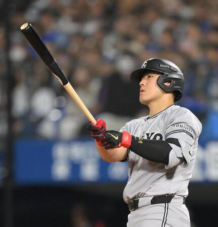 　４回、左越えソロを放ち、打球を見つめる岡本（撮影・伊藤笙子）