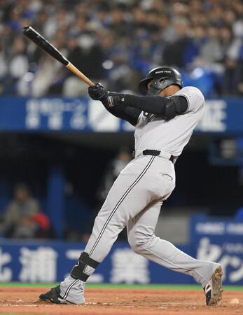 　４回、二者連発となる左越えソロを放つヘルナンデス（撮影・伊藤笙子）