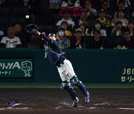 　２回、石川が本塁に悪送球し中村悠が捕球できず阪神が先制する（撮影・山口登）