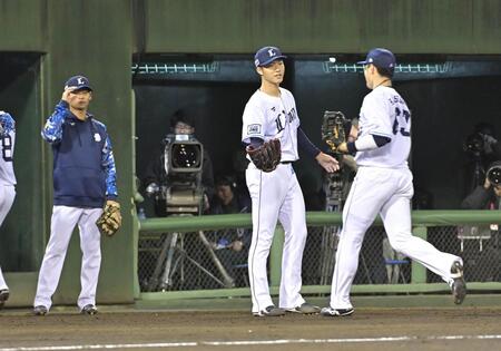 　５回ベンチ前でナインを迎える菅井（右から２人目）＝撮影・持木克友