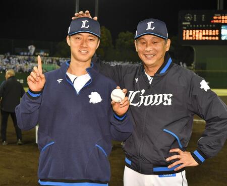 　先発で今季１勝目を挙げ西口監督（右）から労われる菅井（撮影・持木克友）