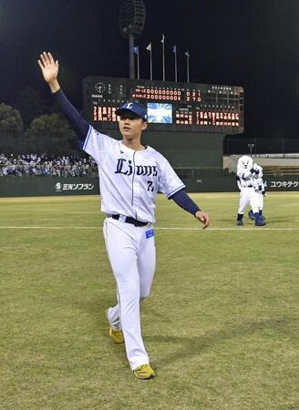 　先発で今季１勝目を挙げファンの声援に応える菅井（撮影・持木克友）