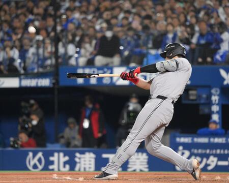 　４回、先制の左越えソロを放つ岡本（撮影・伊藤笙子）