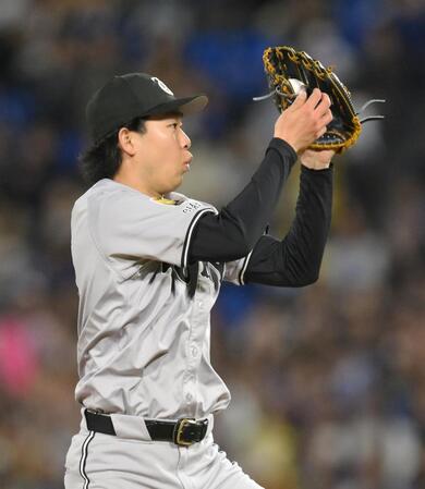 　６回、京田の打球を好捕する山崎（撮影・伊藤笙子）