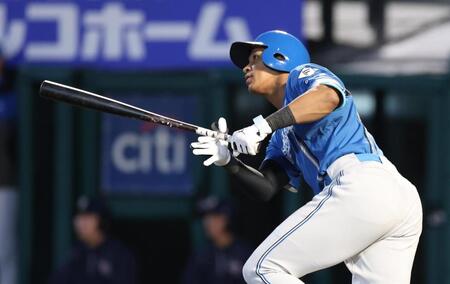 　２回、中越えに先制ソロを放つ万波（撮影・金田祐二）