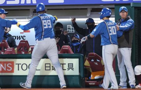 　５回、清宮幸の２点二塁打で生還のレイエスを迎える新庄監督（撮影・金田祐二）