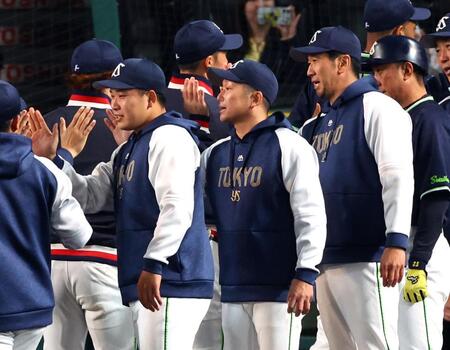 　２４年連続で勝利を飾りナインとタッチする石川（中央）＝撮影・山口登