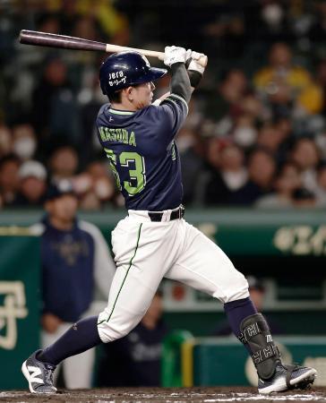 　６回ヤクルト１死一、二塁、代打増田が左翼線に同点二塁打を放つ＝甲子園