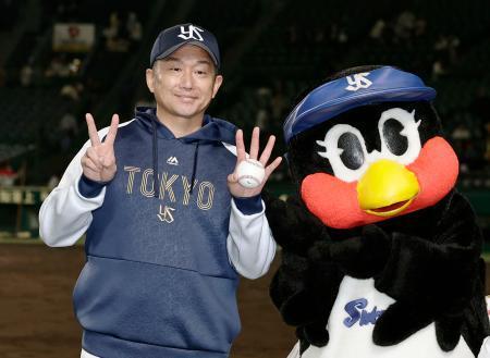 　プロ野球新記録となる２４年連続勝利を達成し、ポーズをとるヤクルト・石川＝甲子園