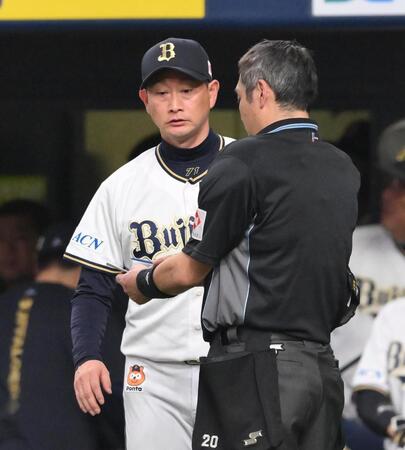 　６回を終え、選手交代を告げる岸田監督（撮影・西田忠信）