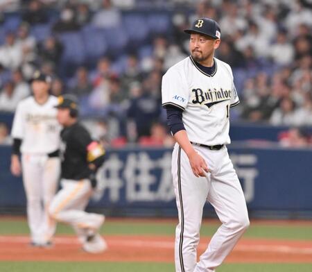 　９回、山川（奥右）に３ランを浴びた平野（撮影・西田忠信）