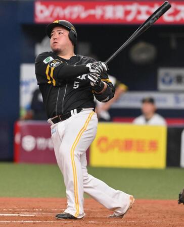 　９回、３ランを放つ山川（撮影・西田忠信）