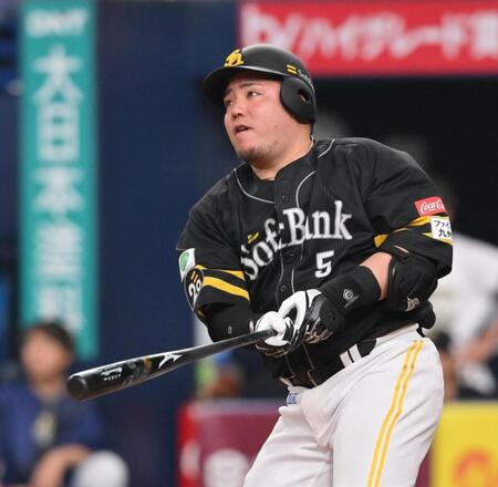 　９回、３ランを放つ山川（撮影・西田忠信）