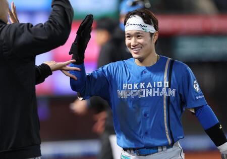 　４安打でナインに祝福される奈良間（撮影・金田祐二）