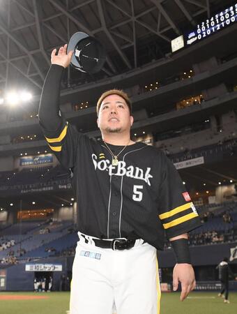 　スタンドの声援に応える山川（撮影・西田忠信）