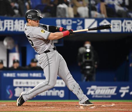 　４回、左越えに先制ソロを放つ岡本
