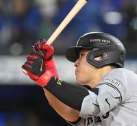 　６回、適時二塁打を放つ岡本