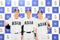 　今春一番乗りで勝ち点を挙げた亜大の（左から）山城、正村監督、芹沢