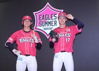 　ピンクのＳＵＭＭＥＲユニホームを着用し笑顔の宗山（左）と古謝（撮影・金田祐二）