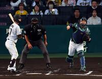 　１回、中村悠は盗塁を狙った近本をアウトにする（撮影・山口登）