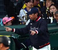 　１回、高津監督は近本の盗塁の判定にリプレイ検証のリクエストをする（撮影・山口登）