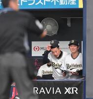 　２回、頓宮の打球を巡りリクエストするも失敗となった岸田監督（右から２人目）＝撮影・西田忠信