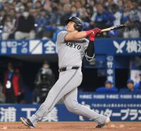 　４回、先制の左越えソロを放つ岡本（撮影・伊藤笙子）