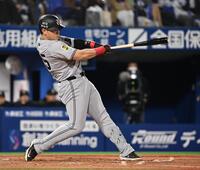 　４回、左越えに先制ソロを放つ岡本