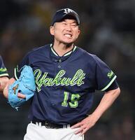 　２回、自らの失策で先制を許し、顔をしかめて悔しがる石川（撮影・田中太一）